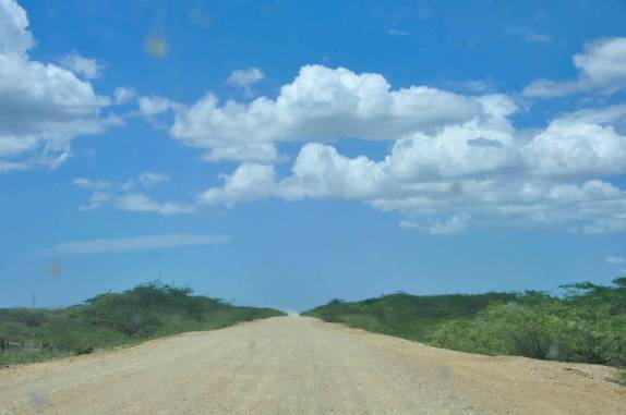 A estrada de terra que segue ao lado do caminho de trem para o norte da península La Guajira, na Colômbia